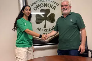 Πρώτο επαγγελματικό συμβόλαιο με Ομόνοια