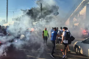 (Βίντεο-Φώτος Kerkida) Υποδέχθηκαν την αποστολή με pyroshow οι Ανορθωσιάτες
