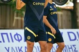 Παρακολουθεί...ο Ιταλός