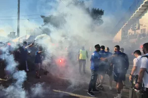 (Βίντεο-Φώτος Kerkida) Υποδέχθηκαν την αποστολή με pyroshow οι Ανορθωσιάτες