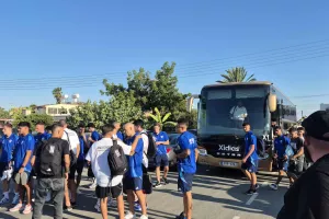 (Βίντεο-Φώτος Kerkida) Υποδέχθηκαν την αποστολή με pyroshow οι Ανορθωσιάτες