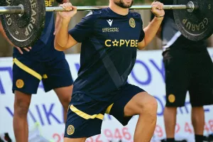 Παρακολουθεί...ο Ιταλός