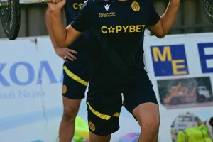 Παρακολουθεί...ο Ιταλός