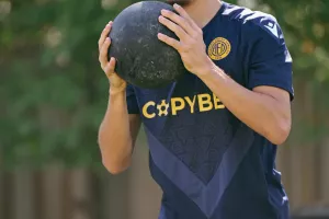 Παρακολουθεί...ο Ιταλός