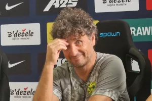 Kάνει... κάποιες σκέψεις!