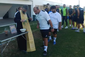 Με τις ευλογίες του Πάτερ Κυριάκου