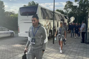 Στο γήπεδο η αποστολή της Πάφος FC (Φώτος kerkida)
