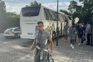 Στο γήπεδο η αποστολή της Πάφος FC (Φώτος kerkida)
