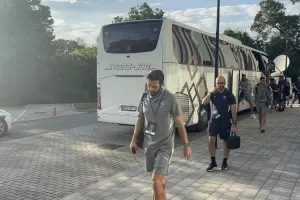 Στο γήπεδο η αποστολή της Πάφος FC (Φώτος kerkida)