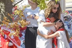 Στο Άνφιλντ με τα παιδιά της η σύζυγος του Ζότα