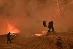 Ολονύχτια μάχη με τις φλόγες σε Χανιά, Εύβοια, Μεσσηνία, Κύθηρα και Πτολεμαΐδα