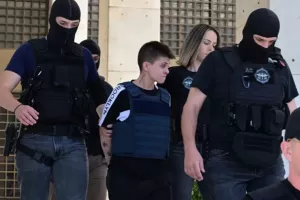 Στις φυλακές Κορυδαλλού η Ειρήνη Μουρτζούκου - Εικόνες από τη μεταγωγή της