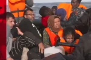Γαλλία/Αστυνομικοί έσκισαν βάρκα μεταναστών με μαχαίρια