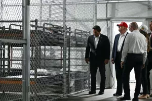 "Με αστειάκια για τους μετανάστες εγκαινίασε το "Alligator Alcatraz"