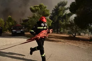 Αλλεπάλληλα μέτωπα πυρκαγιάς σε όλη την Ελλάδα