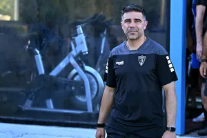 Κοιτάζει… μπροστά