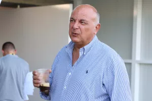 Ο πρόεδρος πριν τη...σέντρα (Φώτο)
