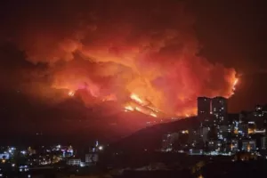 Οι φλόγες κατάπιαν την Προύσα - Χιλιάδες στρέμματα δάσους έγιναν στάχτη