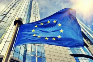 Πρόταση-βόμβα από την Κομισιόν για νέο φόρο στις μεγάλες επιχειρήσεις 