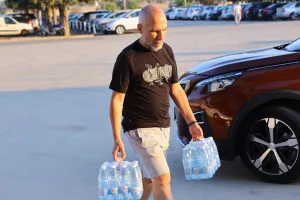 (Φώτος Kerkida) Συλλογή ειδών πρώτης ανάγκης στο ΓΣΠ