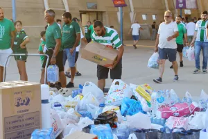 (Φώτος Kerkida) Συλλογή ειδών πρώτης ανάγκης στο ΓΣΠ
