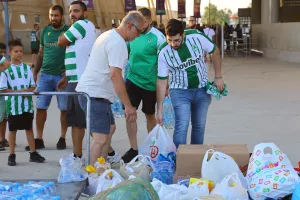 (Φώτος Kerkida) Συλλογή ειδών πρώτης ανάγκης στο ΓΣΠ
