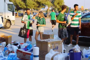 (Φώτος Kerkida) Συλλογή ειδών πρώτης ανάγκης στο ΓΣΠ