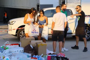 (Φώτος Kerkida) Συλλογή ειδών πρώτης ανάγκης στο ΓΣΠ