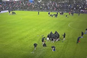 Οπαδοί μπούκαραν στο γήπεδο για να σκουπίσουν τον βρεγμένο αγωνιστικό χώρο ώστε να μην αναβληθεί ο αγώνας
