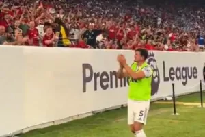 Κι όμως, ο Μαγκουάιρ έφτασε να γίνει σύνθημα στα χείλη των οπαδών και ν' αποθεώνεται