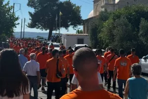 Αποχαιρέτησαν τον Χαράλαμπο, ντυμένοι στα πορτοκαλί