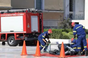Συναγερμός στη Βουλή/Ρώσος έστειλε φάκελο με λευκή σκόνη στον Μητσοτάκη (Βίντεο)