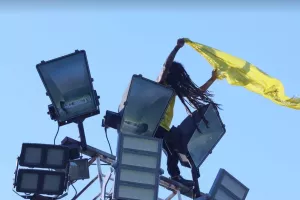Οπαδική... τρέλα! Στον πάσσαλο και τους προβολείς με την σημαία της ΑΕΛ! (Βίντεο Kerkida)