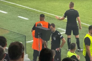 Σφύριξε πέναλτι για την Μακάμπι, το πήρε... πίσω μέσω VAR