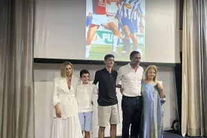 (ΦΩΤΟΣ kerkida) Η ΕΝΠ τίμησε τον ΣΠΟΥΔΑΙΟ Μιχάλη Κωνσταντίνου!