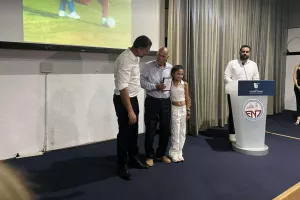 (ΦΩΤΟΣ kerkida) Η ΕΝΠ τίμησε τον ΣΠΟΥΔΑΙΟ Μιχάλη Κωνσταντίνου!