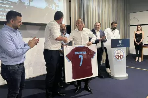 (ΦΩΤΟΣ kerkida) Η ΕΝΠ τίμησε τον ΣΠΟΥΔΑΙΟ Μιχάλη Κωνσταντίνου!