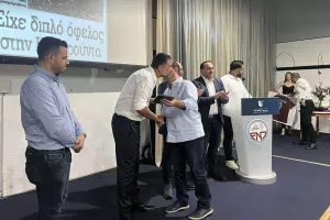 (ΦΩΤΟΣ kerkida) Η ΕΝΠ τίμησε τον ΣΠΟΥΔΑΙΟ Μιχάλη Κωνσταντίνου!