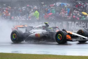 Κυριαρχία Νόρις και McLaren στο χαοτικό GP του Σίλβερστοουν