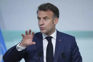 Ο Μακρόν αφήνει ανοιχτό το ενδεχόμενο να είναι εκ νέου υποψήφιος για την προεδρία το 2032