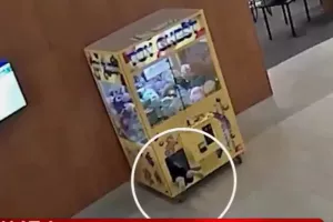 Περιπέτεια για αγοράκι που εγκλωβίστηκε σε παιχνίδι-δαγκάνα