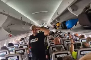 (Βίντεο kerkida) Ο ύμνος της ΑΕΚ στο αεροπλάνο 