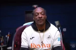 Ο Snoop Dogg με τη φανέλα της Σουόνσι