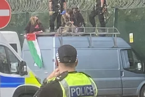 Βρετανία: Φιλοπαλαιστίνιοι ακτιβιστές έριξαν φορτηγό σε εργοστάσιο αμυντικής βιομηχανίας