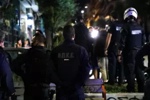 Αυτοκίνητο έπεσε σε μαγαζί στο Κολωνάκι - Αναφορές για τραυματίες