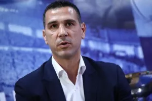 Ο Ζήσης χτίζει την ομάδα με προπονητή και παίκτες περιμένοντας την ΕΕΑ