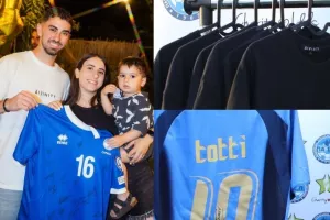 Με υπογεγραμμένη φανέλα του Francesco Totti στα γενέθλια του Divinity (Φώτος)