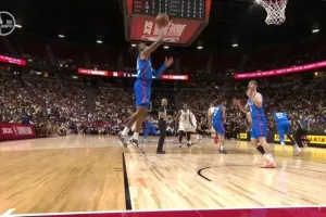 Έβαλε το πρώτο του καλάθι στο NBA σε λάθος μπασκέτα! (βίντεο)