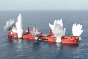 ΒΙΝΤΕΟ/Η στιγμή της επίθεσης στο ελληνικών συμφερόντων Magic Seas στην Ερυθρά Θάλασσα