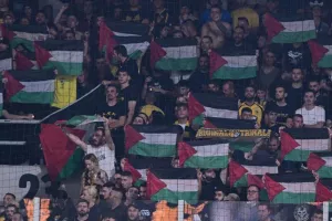 Προσαγωγές οπαδών της ΑΕΚ στη Νέα Φιλαδέλφεια για παλαιστινιακές σημαίες